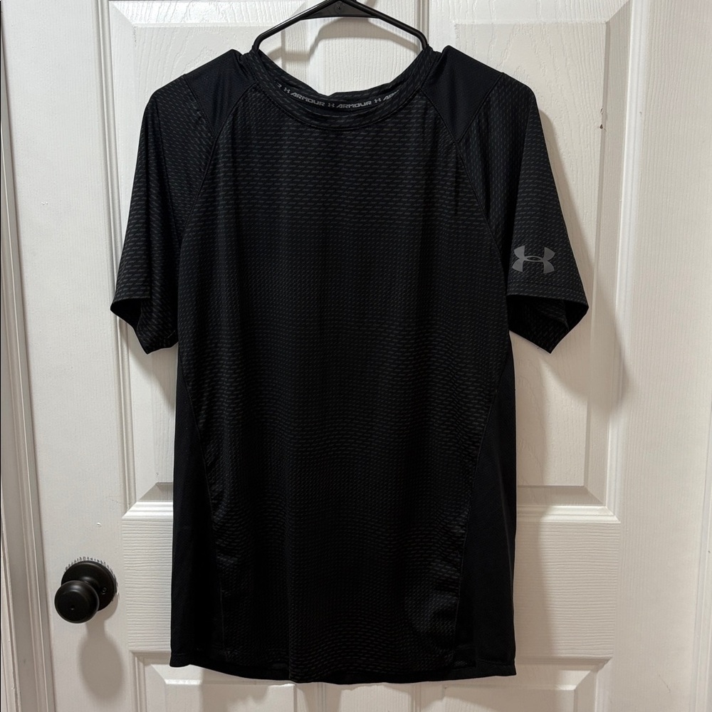 Black Men's UnderArmor lightweight breathable shirt